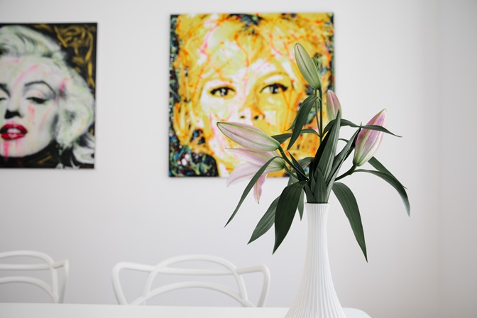 Besprechungszimmer hell mit Pop-Art-Bildern